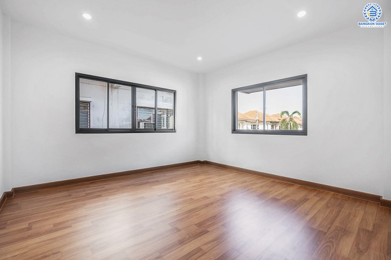 บ้านมือสองตกแต่งใหม่ ห้องมุม! ม.เกตุนุติการ์เด้น ลาดพร้าว71 เนื้อที่ 32.5 ตร.ว. ฟังก์ชั่น 3 ห้องนอน 3 ห้องน้ำ โปร่งกว้าง พร้อมอยู่! ทำเลใจกลางเมือง เชื่อมต่อทั้งถนนเกษตร-นวมินทร์ , ลาดพร้าว , รัชโยธินฯ ใกล้ทางด่วนรามอินทรา เดินทางสะดวกสบาย ด้วยรถไฟฟ้าสายสีน้ำตาล "สถานีโรงเรียนสตรีวิทยา2"