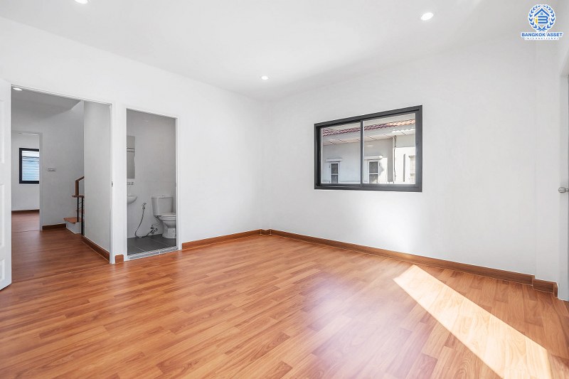 บ้านมือสองตกแต่งใหม่ ห้องมุม! ม.เกตุนุติการ์เด้น ลาดพร้าว71 เนื้อที่ 32.5 ตร.ว. ฟังก์ชั่น 3 ห้องนอน 3 ห้องน้ำ โปร่งกว้าง พร้อมอยู่! ทำเลใจกลางเมือง เชื่อมต่อทั้งถนนเกษตร-นวมินทร์ , ลาดพร้าว , รัชโยธินฯ ใกล้ทางด่วนรามอินทรา เดินทางสะดวกสบาย ด้วยรถไฟฟ้าสายสีน้ำตาล "สถานีโรงเรียนสตรีวิทยา2"