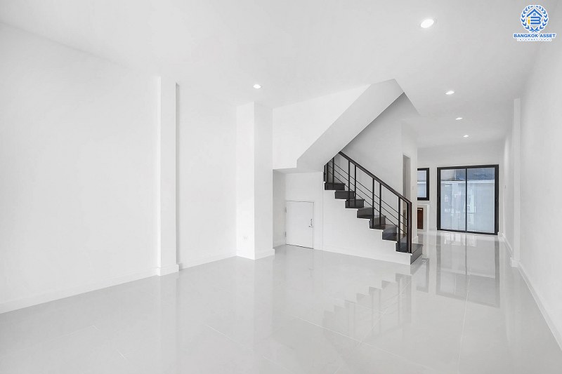 บ้านมือสองตกแต่งใหม่ ม.เกตุนุติการ์เด้น ลาดพร้าว71 เนื้อที่ 17 ตร.ว. ฟังก์ชั่น 3 ห้องนอน 3 ห้องน้ำ โปร่งกว้าง พร้อมอยู่! ทำเลใจกลางเมือง เชื่อมต่อทั้งถนนเกษตร-นวมินทร์ , ลาดพร้าว , รัชโยธินฯ ใกล้ทางด่วนรามอินทรา เดินทางสะดวกสบาย ด้วยรถไฟฟ้าสายสีน้ำตาล "สถานีโรงเรียนสตรีวิทยา2"