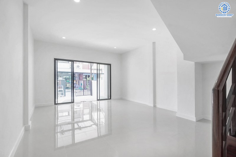 บ้านมือสองตกแต่งใหม่ ม.เกตุนุติการ์เด้น ลาดพร้าว71 เนื้อที่ 17 ตร.ว. ฟังก์ชั่น 3 ห้องนอน 3 ห้องน้ำ โปร่งกว้าง พร้อมอยู่! ทำเลใจกลางเมือง เชื่อมต่อทั้งถนนเกษตร-นวมินทร์ , ลาดพร้าว , รัชโยธินฯ ใกล้ทางด่วนรามอินทรา เดินทางสะดวกสบาย ด้วยรถไฟฟ้าสายสีน้ำตาล "สถานีโรงเรียนสตรีวิทยา2"