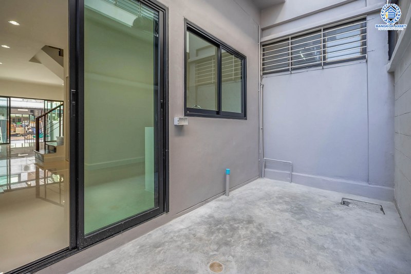 บ้านมือสองตกแต่งใหม่ ม.เกตุนุติการ์เด้น ลาดพร้าว71 เนื้อที่ 17 ตร.ว. ฟังก์ชั่น 3 ห้องนอน 3 ห้องน้ำ โปร่งกว้าง พร้อมอยู่! ทำเลใจกลางเมือง เชื่อมต่อทั้งถนนเกษตร-นวมินทร์ , ลาดพร้าว , รัชโยธินฯ ใกล้ทางด่วนรามอินทรา เดินทางสะดวกสบาย ด้วยรถไฟฟ้าสายสีน้ำตาล "สถานีโรงเรียนสตรีวิทยา2"