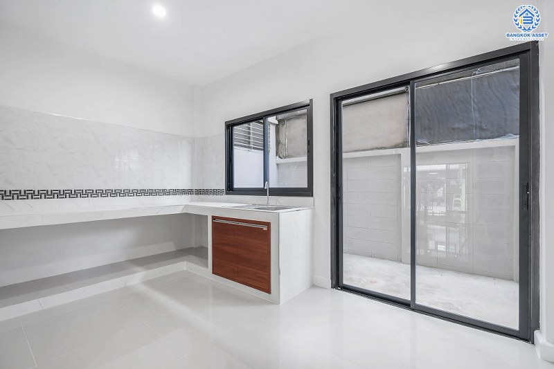 บ้านมือสองตกแต่งใหม่ ม.เกตุนุติการ์เด้น ลาดพร้าว71 เนื้อที่ 17 ตร.ว. ฟังก์ชั่น 3 ห้องนอน 3 ห้องน้ำ โปร่งกว้าง พร้อมอยู่! ทำเลใจกลางเมือง เชื่อมต่อทั้งถนนเกษตร-นวมินทร์ , ลาดพร้าว , รัชโยธินฯ ใกล้ทางด่วนรามอินทรา เดินทางสะดวกสบาย ด้วยรถไฟฟ้าสายสีน้ำตาล "สถานีโรงเรียนสตรีวิทยา2"