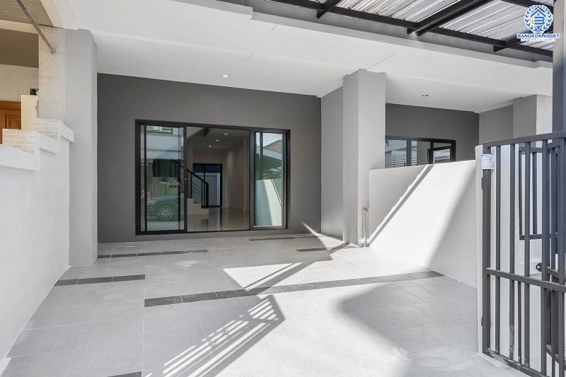 บ้านมือสองตกแต่งใหม่ ม.เกตุนุติการ์เด้น ลาดพร้าว71 เนื้อที่ 17 ตร.ว. ฟังก์ชั่น 3 ห้องนอน 3 ห้องน้ำ โปร่งกว้าง พร้อมอยู่! ทำเลใจกลางเมือง เชื่อมต่อทั้งถนนเกษตร-นวมินทร์ , ลาดพร้าว , รัชโยธินฯ ใกล้ทางด่วนรามอินทรา เดินทางสะดวกสบาย ด้วยรถไฟฟ้าสายสีน้ำตาล "สถานีโรงเรียนสตรีวิทยา2"