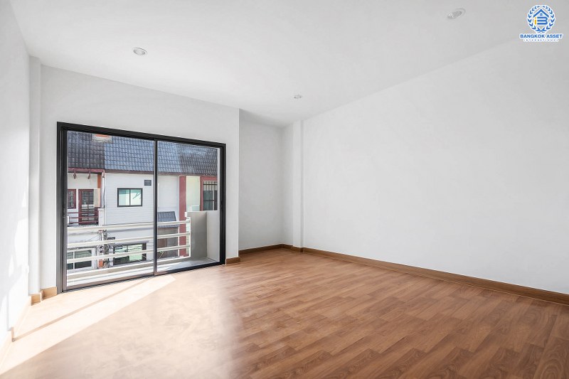 บ้านมือสองตกแต่งใหม่ ม.เกตุนุติการ์เด้น ลาดพร้าว71 เนื้อที่ 17 ตร.ว. ฟังก์ชั่น 3 ห้องนอน 3 ห้องน้ำ โปร่งกว้าง พร้อมอยู่! ทำเลใจกลางเมือง เชื่อมต่อทั้งถนนเกษตร-นวมินทร์ , ลาดพร้าว , รัชโยธินฯ ใกล้ทางด่วนรามอินทรา เดินทางสะดวกสบาย ด้วยรถไฟฟ้าสายสีน้ำตาล "สถานีโรงเรียนสตรีวิทยา2"