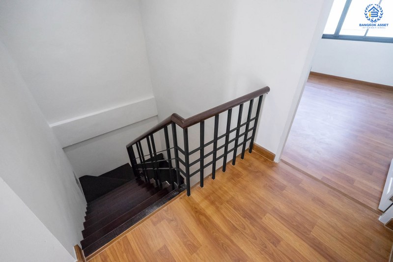 บ้านมือสองตกแต่งใหม่ ม.เกตุนุติการ์เด้น ลาดพร้าว71 เนื้อที่ 17 ตร.ว. ฟังก์ชั่น 3 ห้องนอน 3 ห้องน้ำ โปร่งกว้าง พร้อมอยู่! ทำเลใจกลางเมือง เชื่อมต่อทั้งถนนเกษตร-นวมินทร์ , ลาดพร้าว , รัชโยธินฯ ใกล้ทางด่วนรามอินทรา เดินทางสะดวกสบาย ด้วยรถไฟฟ้าสายสีน้ำตาล "สถานีโรงเรียนสตรีวิทยา2"