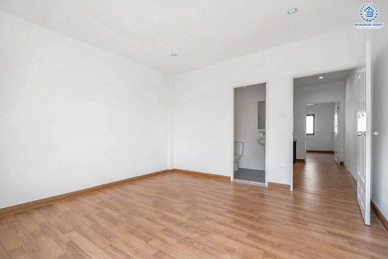 บ้านมือสองตกแต่งใหม่ ม.เกตุนุติการ์เด้น ลาดพร้าว71 เนื้อที่ 17 ตร.ว. ฟังก์ชั่น 3 ห้องนอน 3 ห้องน้ำ โปร่งกว้าง พร้อมอยู่! ทำเลใจกลางเมือง เชื่อมต่อทั้งถนนเกษตร-นวมินทร์ , ลาดพร้าว , รัชโยธินฯ ใกล้ทางด่วนรามอินทรา เดินทางสะดวกสบาย ด้วยรถไฟฟ้าสายสีน้ำตาล "สถานีโรงเรียนสตรีวิทยา2"