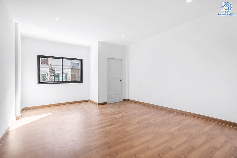 บ้านมือสองตกแต่งใหม่ ม.เกตุนุติการ์เด้น ลาดพร้าว71 เนื้อที่ 17 ตร.ว. ฟังก์ชั่น 3 ห้องนอน 3 ห้องน้ำ โปร่งกว้าง พร้อมอยู่! ทำเลใจกลางเมือง เชื่อมต่อทั้งถนนเกษตร-นวมินทร์ , ลาดพร้าว , รัชโยธินฯ ใกล้ทางด่วนรามอินทรา เดินทางสะดวกสบาย ด้วยรถไฟฟ้าสายสีน้ำตาล "สถานีโรงเรียนสตรีวิทยา2"