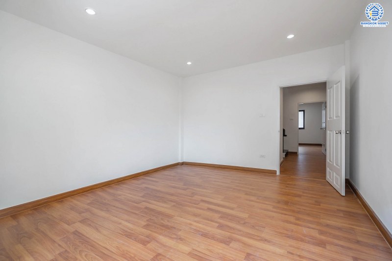 บ้านมือสองตกแต่งใหม่ ม.เกตุนุติการ์เด้น ลาดพร้าว71 เนื้อที่ 17 ตร.ว. ฟังก์ชั่น 3 ห้องนอน 3 ห้องน้ำ โปร่งกว้าง พร้อมอยู่! ทำเลใจกลางเมือง เชื่อมต่อทั้งถนนเกษตร-นวมินทร์ , ลาดพร้าว , รัชโยธินฯ ใกล้ทางด่วนรามอินทรา เดินทางสะดวกสบาย ด้วยรถไฟฟ้าสายสีน้ำตาล "สถานีโรงเรียนสตรีวิทยา2"