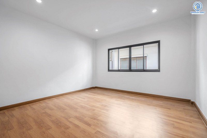 บ้านมือสองตกแต่งใหม่ ม.เกตุนุติการ์เด้น ลาดพร้าว71 เนื้อที่ 17 ตร.ว. ฟังก์ชั่น 3 ห้องนอน 3 ห้องน้ำ โปร่งกว้าง พร้อมอยู่! ทำเลใจกลางเมือง เชื่อมต่อทั้งถนนเกษตร-นวมินทร์ , ลาดพร้าว , รัชโยธินฯ ใกล้ทางด่วนรามอินทรา เดินทางสะดวกสบาย ด้วยรถไฟฟ้าสายสีน้ำตาล "สถานีโรงเรียนสตรีวิทยา2"