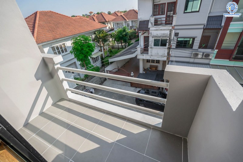 บ้านมือสองตกแต่งใหม่ ม.เกตุนุติการ์เด้น ลาดพร้าว71 เนื้อที่ 17 ตร.ว. ฟังก์ชั่น 3 ห้องนอน 3 ห้องน้ำ โปร่งกว้าง พร้อมอยู่! ทำเลใจกลางเมือง เชื่อมต่อทั้งถนนเกษตร-นวมินทร์ , ลาดพร้าว , รัชโยธินฯ ใกล้ทางด่วนรามอินทรา เดินทางสะดวกสบาย ด้วยรถไฟฟ้าสายสีน้ำตาล "สถานีโรงเรียนสตรีวิทยา2"