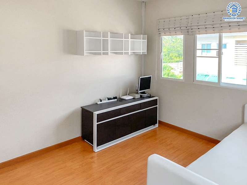 บ้านเดี่ยวมือสองนนทบุรี ห้องมุม! โครงการ เดอะแพลนท์ ราชพฤกษ์-พระราม5 ตกแต่งบิ้วท์อินสุดหรู พร้อมประตูรีโมทไฟฟ้า หลังคาฉนวนกันความร้อน และกล้องวงจรปิด 7 ตัว!  เนื้อที่ 52.7 ตร.ว. ฟังก์ชั่น 3 ห้องนอน 3 ห้องน้ำ บนทำเลศักยภาพ เดินทางสะดวก ใกล้เซ็นทรัลเวสต์เกต รถไฟฟ้า และทางด่วนศรีรัช ราคาพิเศษสุด!