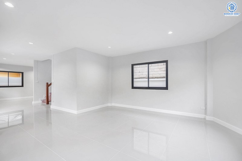 บ้านมือสองตกแต่งใหม่ ถนนเมน! ม.จิตรณรงค์3 ราชพฤกษ์-พระราม5 หลังใหญ่พร้อมอยู่ เนื้อที่ 62 ตร.ว. ฟังก์ชั่น 3 ห้องนอน 2 ห้องน้ำ มีโซน Family Room ชั้นสอง พร้อมพื้นที่ใช้สอยกว่า 224 ตร.ม. เดินทางสะดวก เพียง 600 เมตรจากราชพฤกษ์ ใกล้วงเวียนพระรามห้า ,The Walk และจุดขึ้นทางด่วน "ศรีรัช"...