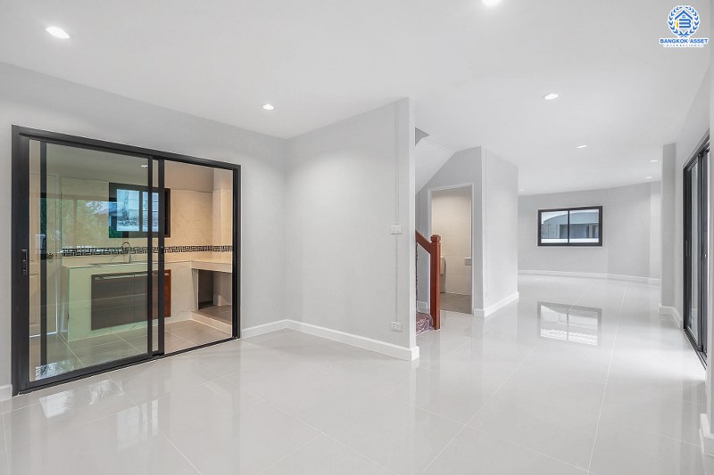 บ้านมือสองตกแต่งใหม่ ถนนเมน! ม.จิตรณรงค์3 ราชพฤกษ์-พระราม5 หลังใหญ่พร้อมอยู่ เนื้อที่ 62 ตร.ว. ฟังก์ชั่น 3 ห้องนอน 2 ห้องน้ำ มีโซน Family Room ชั้นสอง พร้อมพื้นที่ใช้สอยกว่า 224 ตร.ม. เดินทางสะดวก เพียง 600 เมตรจากราชพฤกษ์ ใกล้วงเวียนพระรามห้า ,The Walk และจุดขึ้นทางด่วน "ศรีรัช"...