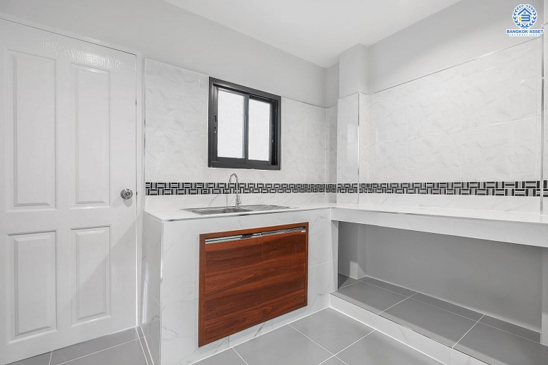 บ้านมือสองตกแต่งใหม่ ถนนเมน! ม.จิตรณรงค์3 ราชพฤกษ์-พระราม5 หลังใหญ่พร้อมอยู่ เนื้อที่ 62 ตร.ว. ฟังก์ชั่น 3 ห้องนอน 2 ห้องน้ำ มีโซน Family Room ชั้นสอง พร้อมพื้นที่ใช้สอยกว่า 224 ตร.ม. เดินทางสะดวก เพียง 600 เมตรจากราชพฤกษ์ ใกล้วงเวียนพระรามห้า ,The Walk และจุดขึ้นทางด่วน "ศรีรัช"...