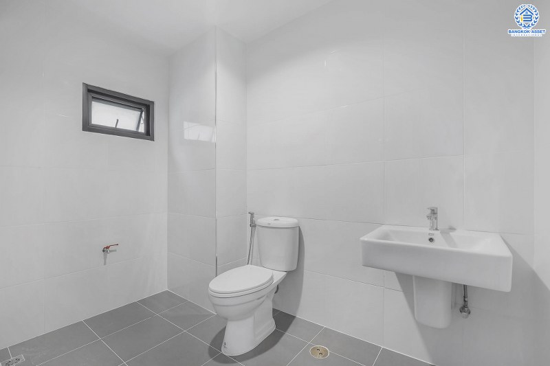 บ้านมือสองตกแต่งใหม่ ถนนเมน! ม.จิตรณรงค์3 ราชพฤกษ์-พระราม5 หลังใหญ่พร้อมอยู่ เนื้อที่ 62 ตร.ว. ฟังก์ชั่น 3 ห้องนอน 2 ห้องน้ำ มีโซน Family Room ชั้นสอง พร้อมพื้นที่ใช้สอยกว่า 224 ตร.ม. เดินทางสะดวก เพียง 600 เมตรจากราชพฤกษ์ ใกล้วงเวียนพระรามห้า ,The Walk และจุดขึ้นทางด่วน "ศรีรัช"...