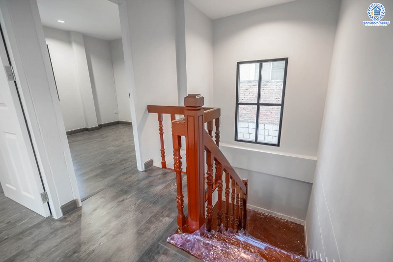 บ้านมือสองตกแต่งใหม่ ถนนเมน! ม.จิตรณรงค์3 ราชพฤกษ์-พระราม5 หลังใหญ่พร้อมอยู่ เนื้อที่ 62 ตร.ว. ฟังก์ชั่น 3 ห้องนอน 2 ห้องน้ำ มีโซน Family Room ชั้นสอง พร้อมพื้นที่ใช้สอยกว่า 224 ตร.ม. เดินทางสะดวก เพียง 600 เมตรจากราชพฤกษ์ ใกล้วงเวียนพระรามห้า ,The Walk และจุดขึ้นทางด่วน "ศรีรัช"...