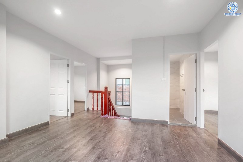 บ้านมือสองตกแต่งใหม่ ถนนเมน! ม.จิตรณรงค์3 ราชพฤกษ์-พระราม5 หลังใหญ่พร้อมอยู่ เนื้อที่ 62 ตร.ว. ฟังก์ชั่น 3 ห้องนอน 2 ห้องน้ำ มีโซน Family Room ชั้นสอง พร้อมพื้นที่ใช้สอยกว่า 224 ตร.ม. เดินทางสะดวก เพียง 600 เมตรจากราชพฤกษ์ ใกล้วงเวียนพระรามห้า ,The Walk และจุดขึ้นทางด่วน "ศรีรัช"...