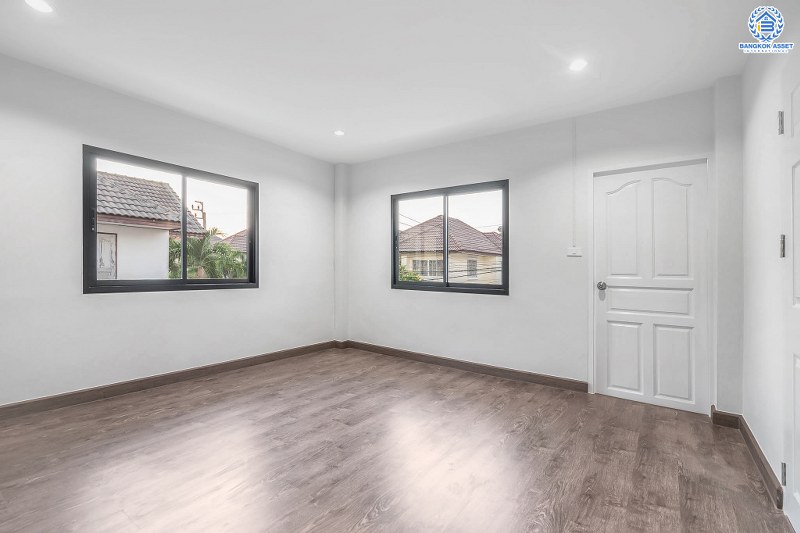 บ้านมือสองตกแต่งใหม่ ถนนเมน! ม.จิตรณรงค์3 ราชพฤกษ์-พระราม5 หลังใหญ่พร้อมอยู่ เนื้อที่ 62 ตร.ว. ฟังก์ชั่น 3 ห้องนอน 2 ห้องน้ำ มีโซน Family Room ชั้นสอง พร้อมพื้นที่ใช้สอยกว่า 224 ตร.ม. เดินทางสะดวก เพียง 600 เมตรจากราชพฤกษ์ ใกล้วงเวียนพระรามห้า ,The Walk และจุดขึ้นทางด่วน "ศรีรัช"...