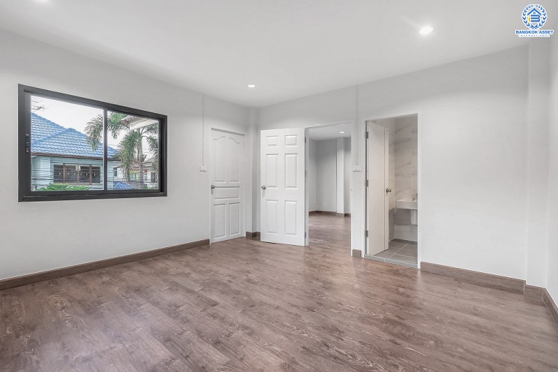 บ้านมือสองตกแต่งใหม่ ถนนเมน! ม.จิตรณรงค์3 ราชพฤกษ์-พระราม5 หลังใหญ่พร้อมอยู่ เนื้อที่ 62 ตร.ว. ฟังก์ชั่น 3 ห้องนอน 2 ห้องน้ำ มีโซน Family Room ชั้นสอง พร้อมพื้นที่ใช้สอยกว่า 224 ตร.ม. เดินทางสะดวก เพียง 600 เมตรจากราชพฤกษ์ ใกล้วงเวียนพระรามห้า ,The Walk และจุดขึ้นทางด่วน "ศรีรัช"...