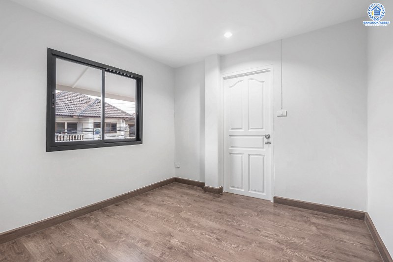 บ้านมือสองตกแต่งใหม่ ถนนเมน! ม.จิตรณรงค์3 ราชพฤกษ์-พระราม5 หลังใหญ่พร้อมอยู่ เนื้อที่ 62 ตร.ว. ฟังก์ชั่น 3 ห้องนอน 2 ห้องน้ำ มีโซน Family Room ชั้นสอง พร้อมพื้นที่ใช้สอยกว่า 224 ตร.ม. เดินทางสะดวก เพียง 600 เมตรจากราชพฤกษ์ ใกล้วงเวียนพระรามห้า ,The Walk และจุดขึ้นทางด่วน "ศรีรัช"...