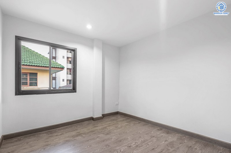 บ้านมือสองตกแต่งใหม่ ถนนเมน! ม.จิตรณรงค์3 ราชพฤกษ์-พระราม5 หลังใหญ่พร้อมอยู่ เนื้อที่ 62 ตร.ว. ฟังก์ชั่น 3 ห้องนอน 2 ห้องน้ำ มีโซน Family Room ชั้นสอง พร้อมพื้นที่ใช้สอยกว่า 224 ตร.ม. เดินทางสะดวก เพียง 600 เมตรจากราชพฤกษ์ ใกล้วงเวียนพระรามห้า ,The Walk และจุดขึ้นทางด่วน "ศรีรัช"...