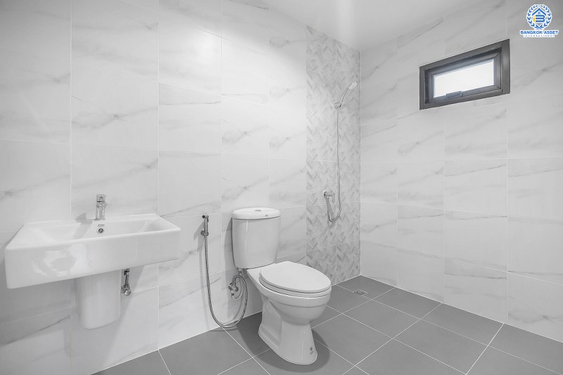 บ้านมือสองตกแต่งใหม่ ถนนเมน! ม.จิตรณรงค์3 ราชพฤกษ์-พระราม5 หลังใหญ่พร้อมอยู่ เนื้อที่ 62 ตร.ว. ฟังก์ชั่น 3 ห้องนอน 2 ห้องน้ำ มีโซน Family Room ชั้นสอง พร้อมพื้นที่ใช้สอยกว่า 224 ตร.ม. เดินทางสะดวก เพียง 600 เมตรจากราชพฤกษ์ ใกล้วงเวียนพระรามห้า ,The Walk และจุดขึ้นทางด่วน "ศรีรัช"...