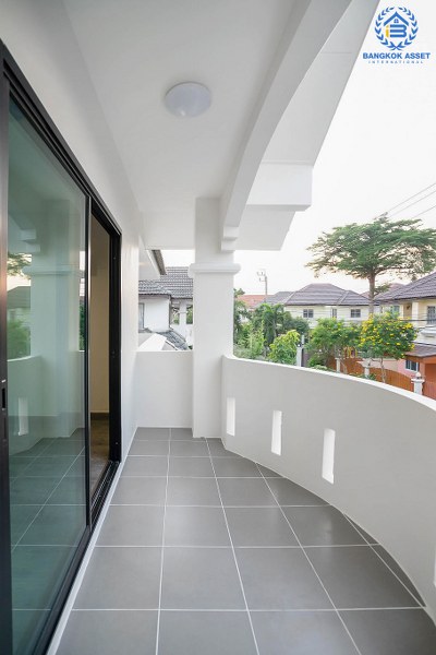 บ้านมือสองตกแต่งใหม่ ถนนเมน! ม.จิตรณรงค์3 ราชพฤกษ์-พระราม5 หลังใหญ่พร้อมอยู่ เนื้อที่ 62 ตร.ว. ฟังก์ชั่น 3 ห้องนอน 2 ห้องน้ำ มีโซน Family Room ชั้นสอง พร้อมพื้นที่ใช้สอยกว่า 224 ตร.ม. เดินทางสะดวก เพียง 600 เมตรจากราชพฤกษ์ ใกล้วงเวียนพระรามห้า ,The Walk และจุดขึ้นทางด่วน "ศรีรัช"...