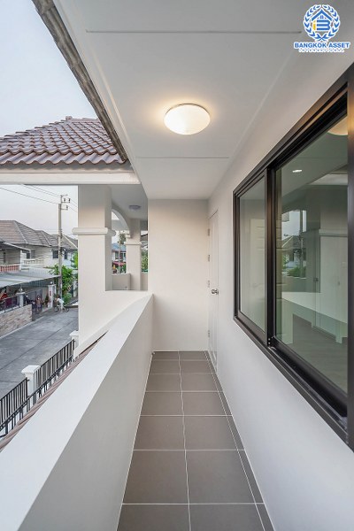 บ้านมือสองตกแต่งใหม่ ถนนเมน! ม.จิตรณรงค์3 ราชพฤกษ์-พระราม5 หลังใหญ่พร้อมอยู่ เนื้อที่ 62 ตร.ว. ฟังก์ชั่น 3 ห้องนอน 2 ห้องน้ำ มีโซน Family Room ชั้นสอง พร้อมพื้นที่ใช้สอยกว่า 224 ตร.ม. เดินทางสะดวก เพียง 600 เมตรจากราชพฤกษ์ ใกล้วงเวียนพระรามห้า ,The Walk และจุดขึ้นทางด่วน "ศรีรัช"...