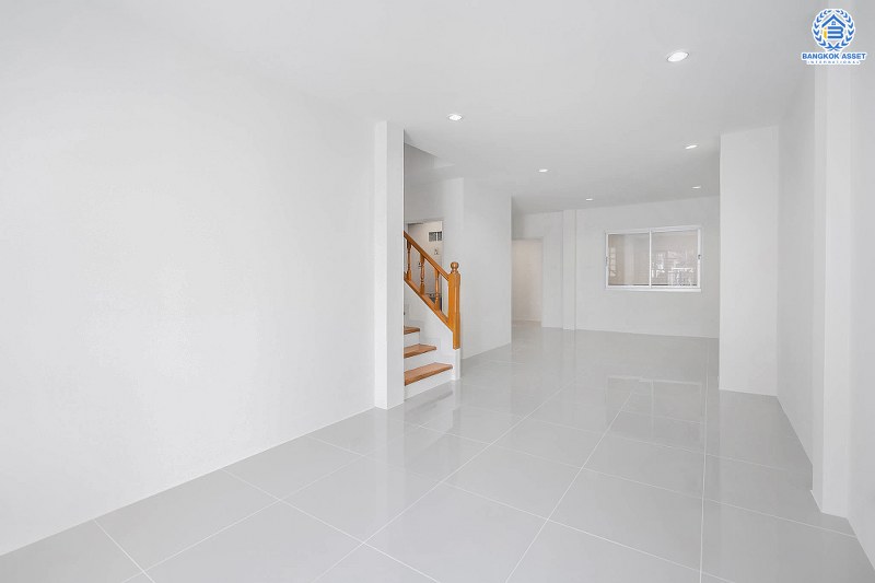 บ้านมือสองตกแต่งใหม่ ม.เจ้าพระยา รัตนาธิเบศร์-ราชพฤกษ์ (ติดตลาดเจ้าพระยา) สุดคุ้มหลังใหญ่ เนื้อที่ 21 ตร.ว. หน้ากว้าง 6 เมตร ฟังก์ชั่นครบ! 3 ห้องนอน 2 ห้องน้ำ ตอบโจทย์ทุกการอยู่อาศัย บนทำเลดีที่สุด เชื่อมต่อทุกเส้นทาง เพียง 10 นาทีถึง MRT สายสีม่วง "สถานีบางพลู" ราคาพิเศษสุด!...