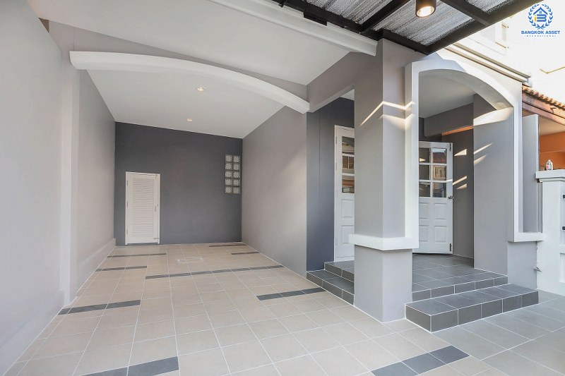 บ้านมือสองตกแต่งใหม่ ม.เจ้าพระยา รัตนาธิเบศร์-ราชพฤกษ์ (ติดตลาดเจ้าพระยา) สุดคุ้มหลังใหญ่ เนื้อที่ 21 ตร.ว. หน้ากว้าง 6 เมตร ฟังก์ชั่นครบ! 3 ห้องนอน 2 ห้องน้ำ ตอบโจทย์ทุกการอยู่อาศัย บนทำเลดีที่สุด เชื่อมต่อทุกเส้นทาง เพียง 10 นาทีถึง MRT สายสีม่วง "สถานีบางพลู" ราคาพิเศษสุด!...