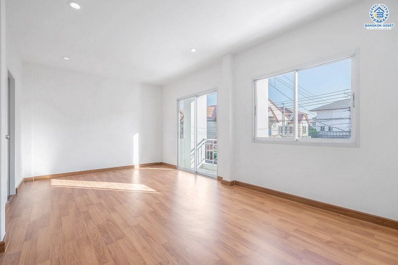 บ้านมือสองตกแต่งใหม่ ม.เจ้าพระยา รัตนาธิเบศร์-ราชพฤกษ์ (ติดตลาดเจ้าพระยา) สุดคุ้มหลังใหญ่ เนื้อที่ 21 ตร.ว. หน้ากว้าง 6 เมตร ฟังก์ชั่นครบ! 3 ห้องนอน 2 ห้องน้ำ ตอบโจทย์ทุกการอยู่อาศัย บนทำเลดีที่สุด เชื่อมต่อทุกเส้นทาง เพียง 10 นาทีถึง MRT สายสีม่วง "สถานีบางพลู" ราคาพิเศษสุด!...