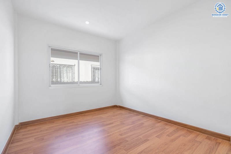 บ้านมือสองตกแต่งใหม่ ม.เจ้าพระยา รัตนาธิเบศร์-ราชพฤกษ์ (ติดตลาดเจ้าพระยา) สุดคุ้มหลังใหญ่ เนื้อที่ 21 ตร.ว. หน้ากว้าง 6 เมตร ฟังก์ชั่นครบ! 3 ห้องนอน 2 ห้องน้ำ ตอบโจทย์ทุกการอยู่อาศัย บนทำเลดีที่สุด เชื่อมต่อทุกเส้นทาง เพียง 10 นาทีถึง MRT สายสีม่วง "สถานีบางพลู" ราคาพิเศษสุด!...