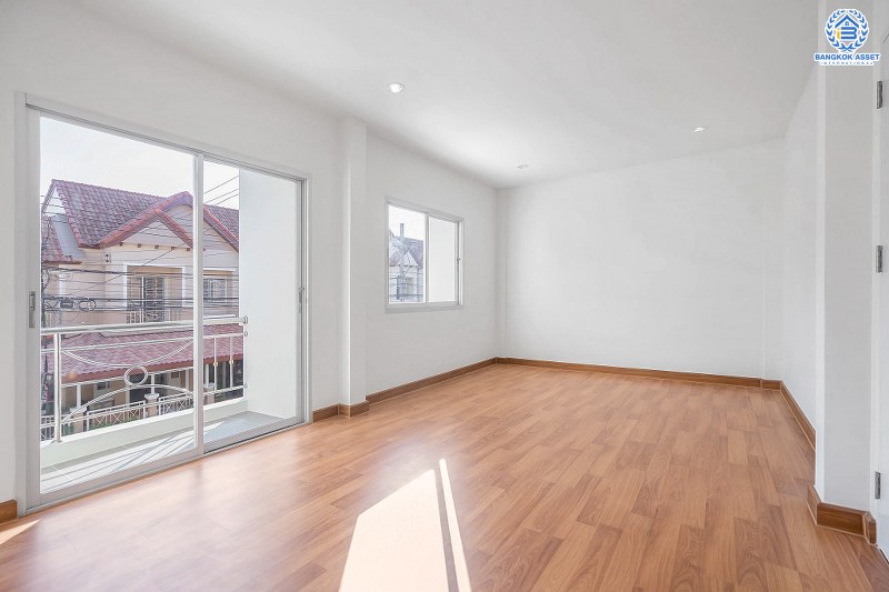 บ้านมือสองตกแต่งใหม่ ม.เจ้าพระยา รัตนาธิเบศร์-ราชพฤกษ์ (ติดตลาดเจ้าพระยา) สุดคุ้มหลังใหญ่ เนื้อที่ 21 ตร.ว. หน้ากว้าง 6 เมตร ฟังก์ชั่นครบ! 3 ห้องนอน 2 ห้องน้ำ ตอบโจทย์ทุกการอยู่อาศัย บนทำเลดีที่สุด เชื่อมต่อทุกเส้นทาง เพียง 10 นาทีถึง MRT สายสีม่วง "สถานีบางพลู" ราคาพิเศษสุด!...