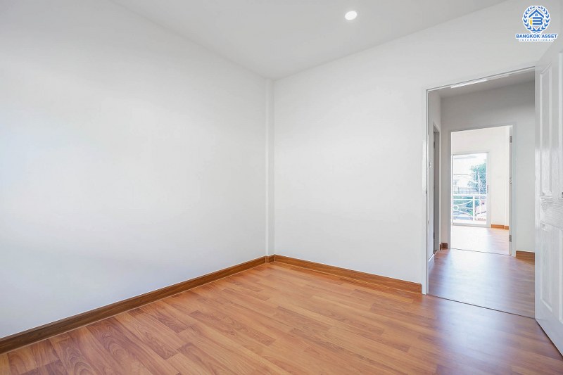 บ้านมือสองตกแต่งใหม่ ม.เจ้าพระยา รัตนาธิเบศร์-ราชพฤกษ์ (ติดตลาดเจ้าพระยา) สุดคุ้มหลังใหญ่ เนื้อที่ 21 ตร.ว. หน้ากว้าง 6 เมตร ฟังก์ชั่นครบ! 3 ห้องนอน 2 ห้องน้ำ ตอบโจทย์ทุกการอยู่อาศัย บนทำเลดีที่สุด เชื่อมต่อทุกเส้นทาง เพียง 10 นาทีถึง MRT สายสีม่วง "สถานีบางพลู" ราคาพิเศษสุด!...