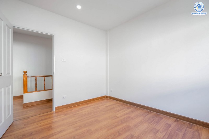 บ้านมือสองตกแต่งใหม่ ม.เจ้าพระยา รัตนาธิเบศร์-ราชพฤกษ์ (ติดตลาดเจ้าพระยา) สุดคุ้มหลังใหญ่ เนื้อที่ 21 ตร.ว. หน้ากว้าง 6 เมตร ฟังก์ชั่นครบ! 3 ห้องนอน 2 ห้องน้ำ ตอบโจทย์ทุกการอยู่อาศัย บนทำเลดีที่สุด เชื่อมต่อทุกเส้นทาง เพียง 10 นาทีถึง MRT สายสีม่วง "สถานีบางพลู" ราคาพิเศษสุด!...