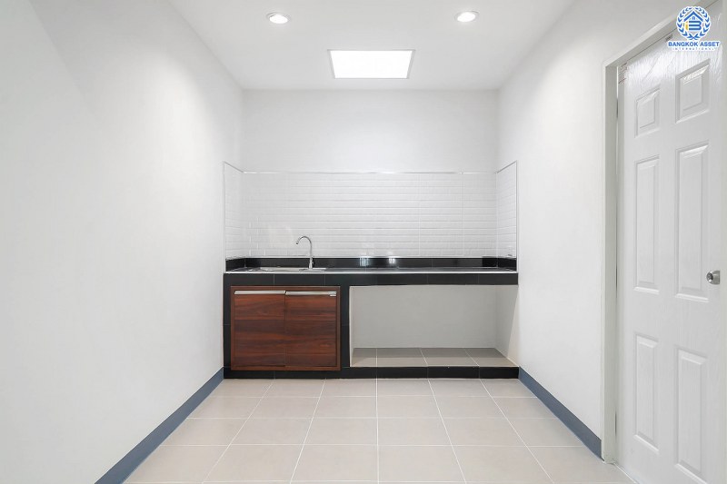 บ้านมือสองตกแต่งใหม่ ม.สินพัฒนา ท่าน้ำนนท์-พระราม5 เนื้อที่ 19 ตร.ว. หน้ากว้าง 5 เมตร ฟังก์ชั่น 2 ห้องนอน 2 ห้องน้ำ พร้อมครัวเคาน์เตอร์ บนทำเลโซนเมือง ใกล้ มจพ.พระนครเหนือ รถไฟฟ้าสถานีแยกติวานนท์ และจุดขึ้นทางด่วนพระราม7...