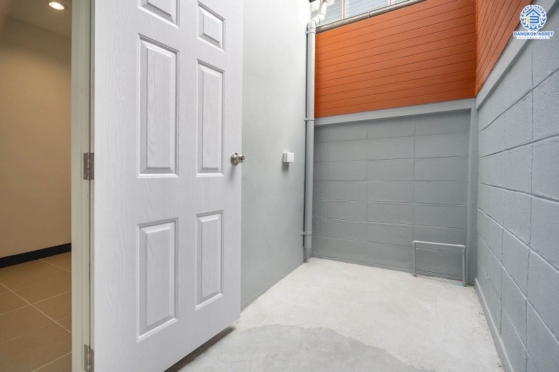 บ้านมือสองตกแต่งใหม่ ม.สินพัฒนา ท่าน้ำนนท์-พระราม5 เนื้อที่ 19 ตร.ว. หน้ากว้าง 5 เมตร ฟังก์ชั่น 2 ห้องนอน 2 ห้องน้ำ พร้อมครัวเคาน์เตอร์ บนทำเลโซนเมือง ใกล้ มจพ.พระนครเหนือ รถไฟฟ้าสถานีแยกติวานนท์ และจุดขึ้นทางด่วนพระราม7...