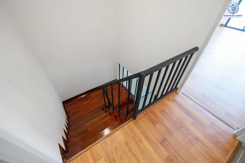 บ้านมือสองตกแต่งใหม่ ม.สินพัฒนา ท่าน้ำนนท์-พระราม5 เนื้อที่ 19 ตร.ว. หน้ากว้าง 5 เมตร ฟังก์ชั่น 2 ห้องนอน 2 ห้องน้ำ พร้อมครัวเคาน์เตอร์ บนทำเลโซนเมือง ใกล้ มจพ.พระนครเหนือ รถไฟฟ้าสถานีแยกติวานนท์ และจุดขึ้นทางด่วนพระราม7...