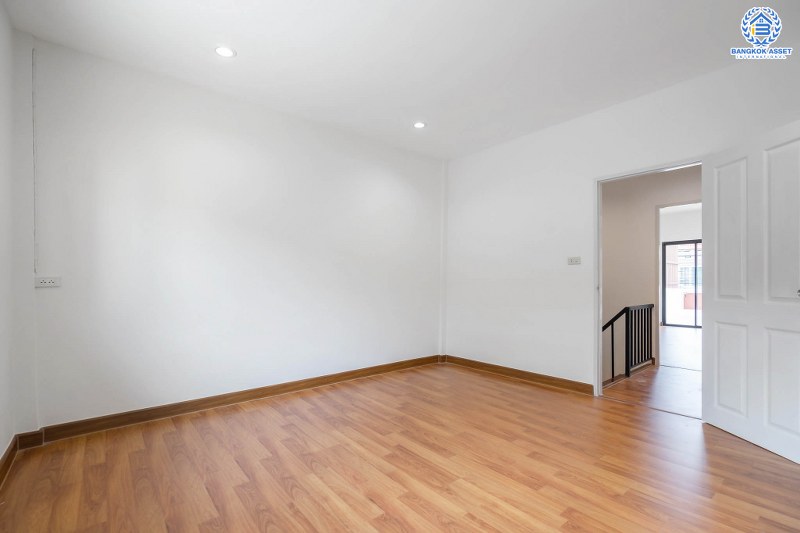 บ้านมือสองตกแต่งใหม่ ม.สินพัฒนา ท่าน้ำนนท์-พระราม5 เนื้อที่ 19 ตร.ว. หน้ากว้าง 5 เมตร ฟังก์ชั่น 2 ห้องนอน 2 ห้องน้ำ พร้อมครัวเคาน์เตอร์ บนทำเลโซนเมือง ใกล้ มจพ.พระนครเหนือ รถไฟฟ้าสถานีแยกติวานนท์ และจุดขึ้นทางด่วนพระราม7...