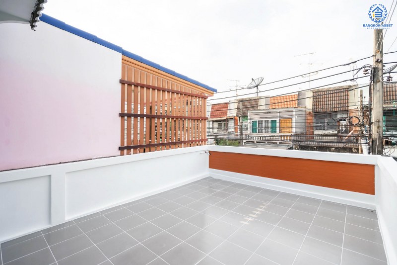 บ้านมือสองตกแต่งใหม่ ม.สินพัฒนา ท่าน้ำนนท์-พระราม5 เนื้อที่ 19 ตร.ว. หน้ากว้าง 5 เมตร ฟังก์ชั่น 2 ห้องนอน 2 ห้องน้ำ พร้อมครัวเคาน์เตอร์ บนทำเลโซนเมือง ใกล้ มจพ.พระนครเหนือ รถไฟฟ้าสถานีแยกติวานนท์ และจุดขึ้นทางด่วนพระราม7...