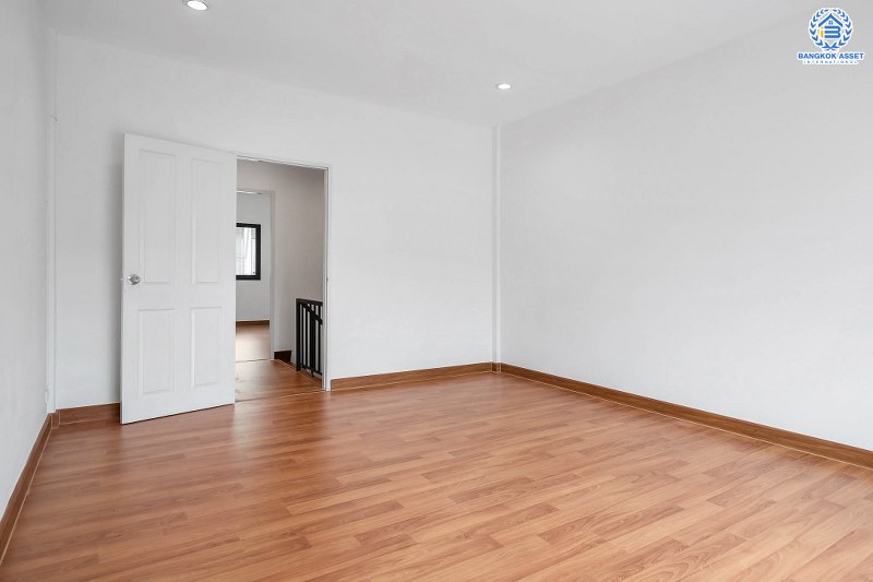 บ้านมือสองตกแต่งใหม่ ม.สินพัฒนา ท่าน้ำนนท์-พระราม5 เนื้อที่ 19 ตร.ว. หน้ากว้าง 5 เมตร ฟังก์ชั่น 2 ห้องนอน 2 ห้องน้ำ พร้อมครัวเคาน์เตอร์ บนทำเลโซนเมือง ใกล้ มจพ.พระนครเหนือ รถไฟฟ้าสถานีแยกติวานนท์ และจุดขึ้นทางด่วนพระราม7...