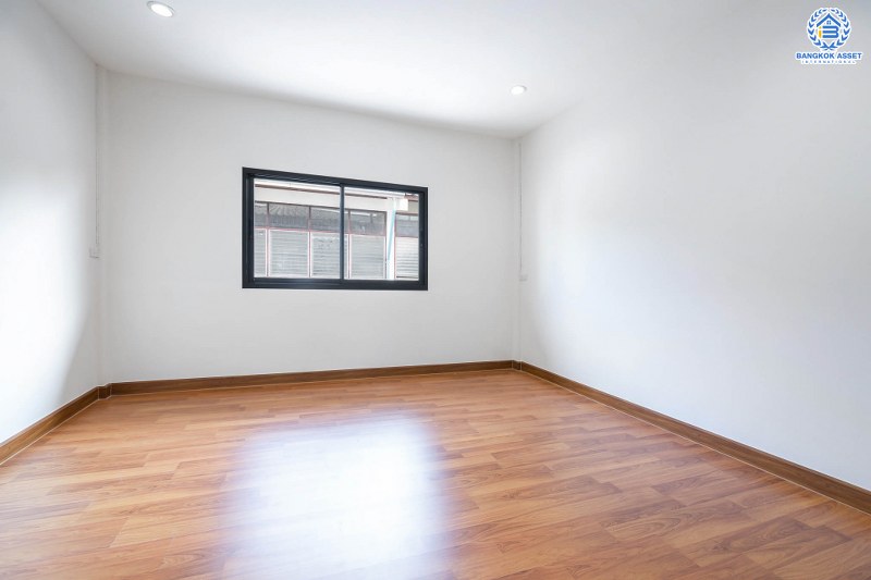 บ้านมือสองตกแต่งใหม่ ม.สินพัฒนา ท่าน้ำนนท์-พระราม5 เนื้อที่ 19 ตร.ว. หน้ากว้าง 5 เมตร ฟังก์ชั่น 2 ห้องนอน 2 ห้องน้ำ พร้อมครัวเคาน์เตอร์ บนทำเลโซนเมือง ใกล้ มจพ.พระนครเหนือ รถไฟฟ้าสถานีแยกติวานนท์ และจุดขึ้นทางด่วนพระราม7...