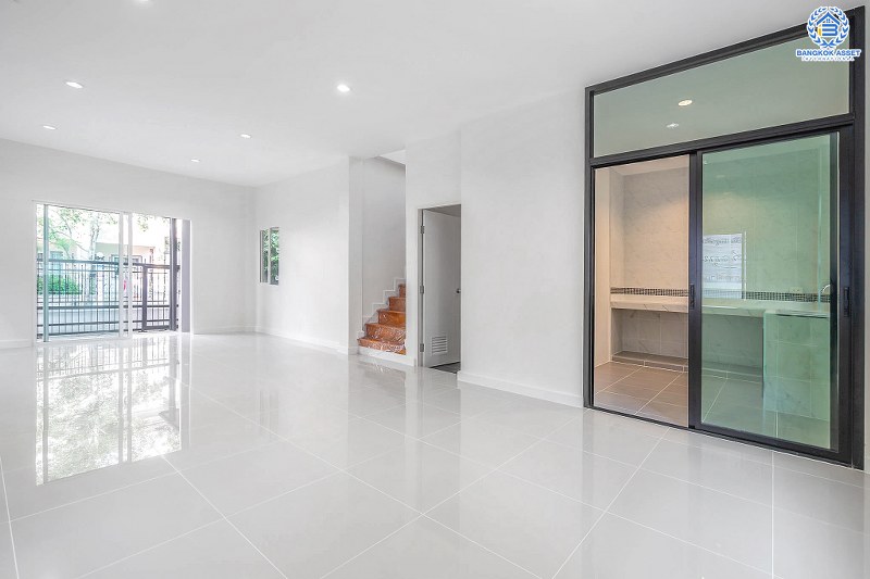 บ้านมือสองตกแต่งใหม่ ม.ลลินอินเดอะพาร์ค บางใหญ่-กาญจนาฯ พร้อมอยู่ เนื้อที่ 39.9 ตร.ว. ฟังก์ชั่น 3 ห้องนอน 2 ห้องน้ำ (ห้องน้ำกว้าง แบ่งโซนแห้ง-เปียก) บนทำเลทั้งใกล้ ทั้งสะดวก เพียง 5 นาทีจาก MRT สายสีม่วง "สถานีตลาดบางใหญ่" ราคาพิเศษสุด!...