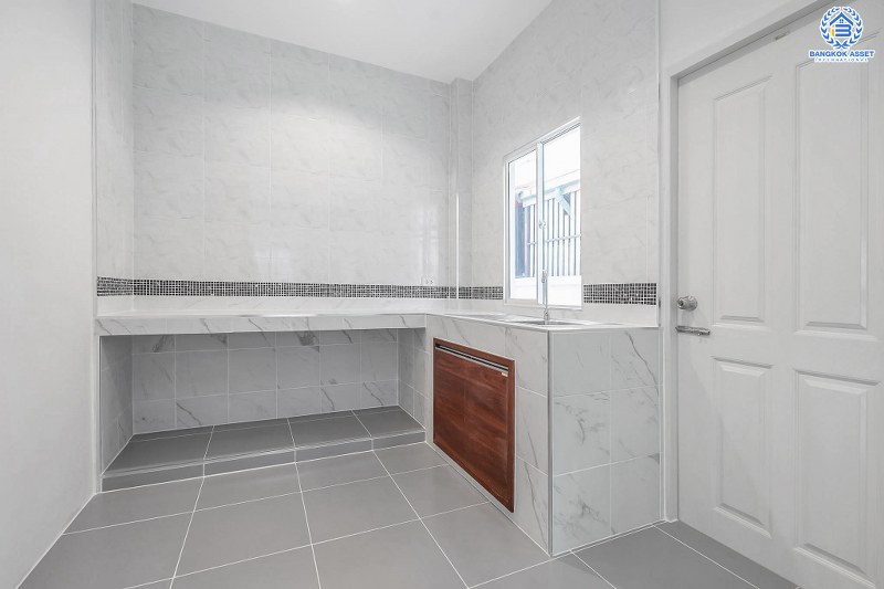 บ้านมือสองตกแต่งใหม่ ม.ลลินอินเดอะพาร์ค บางใหญ่-กาญจนาฯ พร้อมอยู่ เนื้อที่ 39.9 ตร.ว. ฟังก์ชั่น 3 ห้องนอน 2 ห้องน้ำ (ห้องน้ำกว้าง แบ่งโซนแห้ง-เปียก) บนทำเลทั้งใกล้ ทั้งสะดวก เพียง 5 นาทีจาก MRT สายสีม่วง "สถานีตลาดบางใหญ่" ราคาพิเศษสุด!...