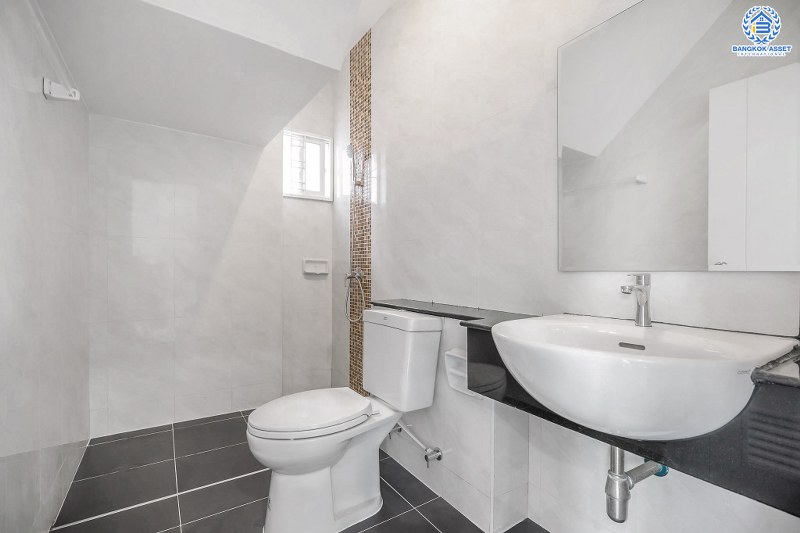 บ้านมือสองตกแต่งใหม่ ม.ลลินอินเดอะพาร์ค บางใหญ่-กาญจนาฯ พร้อมอยู่ เนื้อที่ 39.9 ตร.ว. ฟังก์ชั่น 3 ห้องนอน 2 ห้องน้ำ (ห้องน้ำกว้าง แบ่งโซนแห้ง-เปียก) บนทำเลทั้งใกล้ ทั้งสะดวก เพียง 5 นาทีจาก MRT สายสีม่วง "สถานีตลาดบางใหญ่" ราคาพิเศษสุด!...