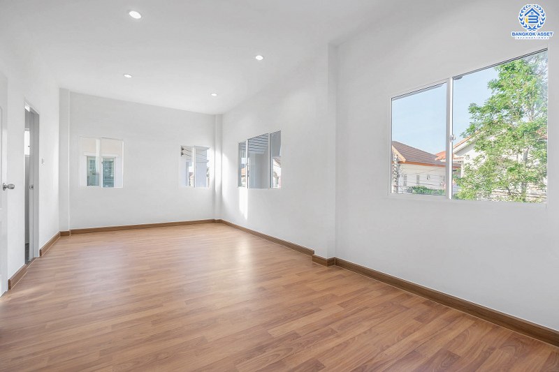 บ้านมือสองตกแต่งใหม่ ม.ลลินอินเดอะพาร์ค บางใหญ่-กาญจนาฯ พร้อมอยู่ เนื้อที่ 39.9 ตร.ว. ฟังก์ชั่น 3 ห้องนอน 2 ห้องน้ำ (ห้องน้ำกว้าง แบ่งโซนแห้ง-เปียก) บนทำเลทั้งใกล้ ทั้งสะดวก เพียง 5 นาทีจาก MRT สายสีม่วง "สถานีตลาดบางใหญ่" ราคาพิเศษสุด!...