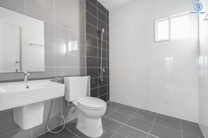 บ้านมือสองตกแต่งใหม่ ม.ลลินอินเดอะพาร์ค บางใหญ่-กาญจนาฯ พร้อมอยู่ เนื้อที่ 39.9 ตร.ว. ฟังก์ชั่น 3 ห้องนอน 2 ห้องน้ำ (ห้องน้ำกว้าง แบ่งโซนแห้ง-เปียก) บนทำเลทั้งใกล้ ทั้งสะดวก เพียง 5 นาทีจาก MRT สายสีม่วง "สถานีตลาดบางใหญ่" ราคาพิเศษสุด!...