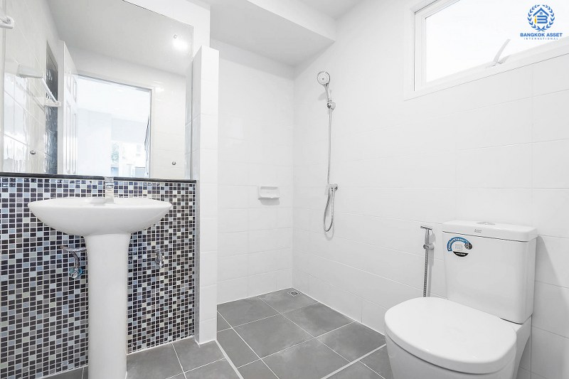 บ้านมือสองตกแต่งใหม่ ห้องมุม! ม.เพอร์เฟคเพลส2 ติดถ.รัตนาธิเบศร์ เนื้อที่ 82 ตร.ว. บ้านดีไซน์ทันสมัย หลังใหญ่พร้อมอยู่ ฟังก์ชั่น 3 ห้องนอน 3 ห้องน้ำ 2 ที่จอดรถ ต่อเติมมุมพักผ่อนข้างบ้าน กับที่สุดแห่งทำเลโซนเมือง เชื่อมต่อทุกการเดินทาง เพียง 400ม. ถึง MRTไทรม้า ใกล้จุดขึ้นทางด่วนงามวงศ์วาน