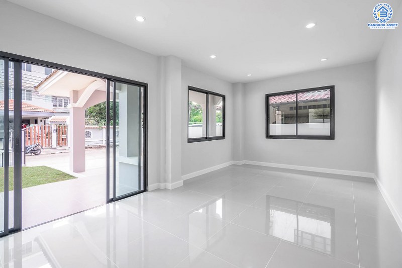 บ้านมือสองตกแต่งใหม่ หลังใหญ่ ทำเลใจกลางเมือง ม.บ้านประชาชื่น (ประชาชื่น-สามัคคี) เนื้อที่ 63 ตร.ว. แต่งครบ พร้อมอยู่ ฟังก์ชั่น 3 ห้องนอน 2 ห้องน้ำ 2 ที่จอดรถ เดินทางสะดวก เชื่อมต่อหลายเส้นทาง ใกล้เดอะมอลล์ฯ เซ็นทรัลแจ้งวัฒนะ ทางด่วนงามวงศ์วาน และรถไฟฟ้า (สายสีชมพู)...