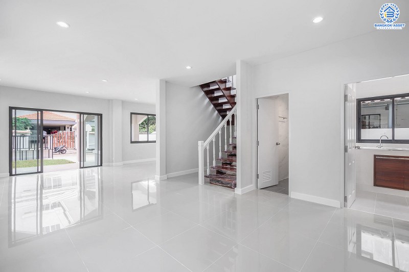 บ้านมือสองตกแต่งใหม่ หลังใหญ่ ทำเลใจกลางเมือง ม.บ้านประชาชื่น (ประชาชื่น-สามัคคี) เนื้อที่ 63 ตร.ว. แต่งครบ พร้อมอยู่ ฟังก์ชั่น 3 ห้องนอน 2 ห้องน้ำ 2 ที่จอดรถ เดินทางสะดวก เชื่อมต่อหลายเส้นทาง ใกล้เดอะมอลล์ฯ เซ็นทรัลแจ้งวัฒนะ ทางด่วนงามวงศ์วาน และรถไฟฟ้า (สายสีชมพู)...